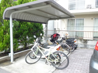 【その他共用部分】 | ディアコート | 屋根付きの駐輪場で雨が降っても大切な自転車が濡れなくてすみますね♪荷物が重いときに自転車があれば助かりますね！
