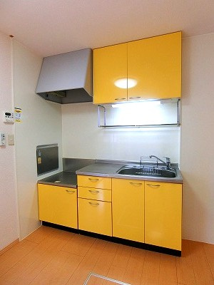 【キッチン】 | ディアコート | 明るいイエローがアクセントのキッチンはガスコンロ設置可能♪場所を取るお鍋やお皿もすっきり収納できます♪あると便利な床下収納も完備☆