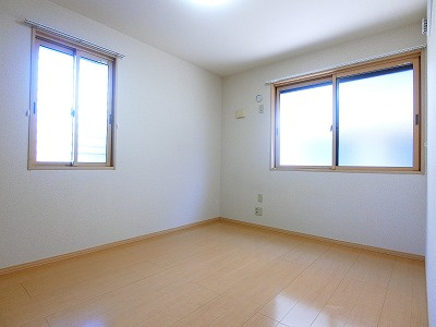 【洋室】 | ディアコート | 洋室6帖☆角部屋二面採光のお部屋です！ベッドを置いて寝室にするのもオススメです☆