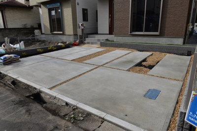 【駐車場】 | 日野市大字日野　新築戸建　全2棟　２号棟 | 車好きのパパにはうれしい広さのヵースペース、休日には自慢の愛車を思う存分メンテナンス。
