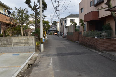 【前面道路含む現地写真】 | 日野市大字日野　新築戸建　全2棟　２号棟 | 前面道路は閑静な住宅地の通りとなるため、車通りは多くありません。 安心して車庫入れ可能。