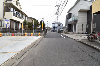 【前面道路含む現地写真】 | 日野市栄町3丁目　日野栄町第１期　新築戸建 | 前面道路は閑静な住宅地の通りとなるため、車通りは多くありません。 安心して車庫入れ可能。