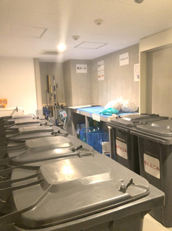 【その他共用部分】 | 建物内にあるゴミ置き場です。雨の日も傘を差さずにゴミ捨てができます。
