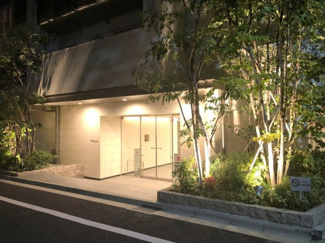 【エントランス】 | エントランス入り口部分です。ライトアップしてもラグジュアリーな雰囲気です。
