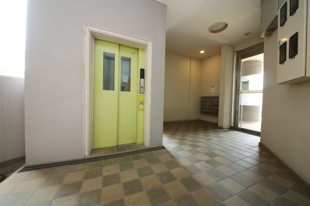 カネヒビルのロビー