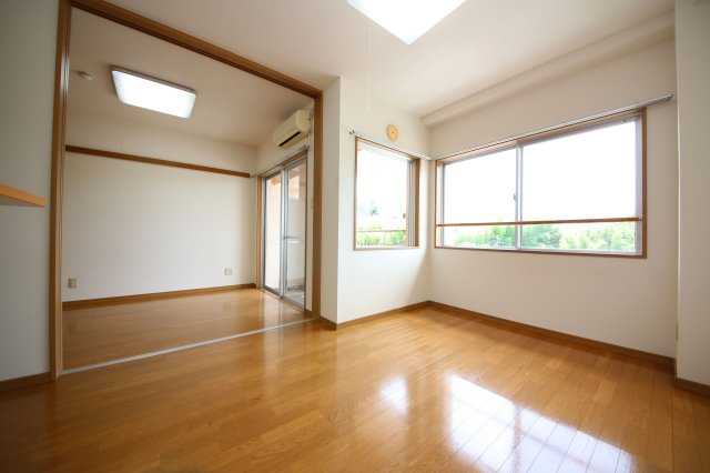 カネヒビルの居間・リビング