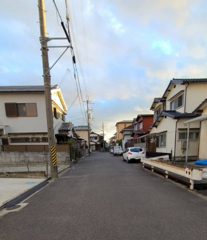 【前面道路含む現地写真】 | 接道は西側　幅員は6ｍです。