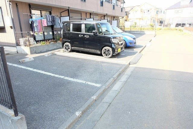 ヴィラ・ラフィーネの駐車場