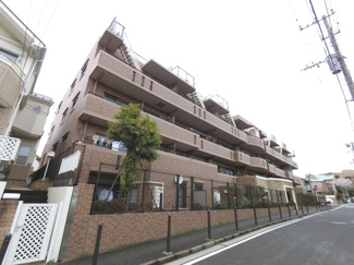 【外観】 | 総戸数３７戸、２０００年１月築、閑静な住宅街に佇む低層マンションです。