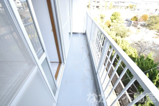 【バルコニー】 | 暖かな日差しのふりそそぐバルコニー