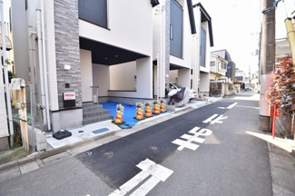 【前面道路含む現地写真】 | 近くにはコンビニエンスストアやスーパーマーケットが徒歩１０分圏内にあり、急なお買い物に便利です！