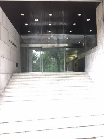 新宿区市谷本村町の事務所のエントランス