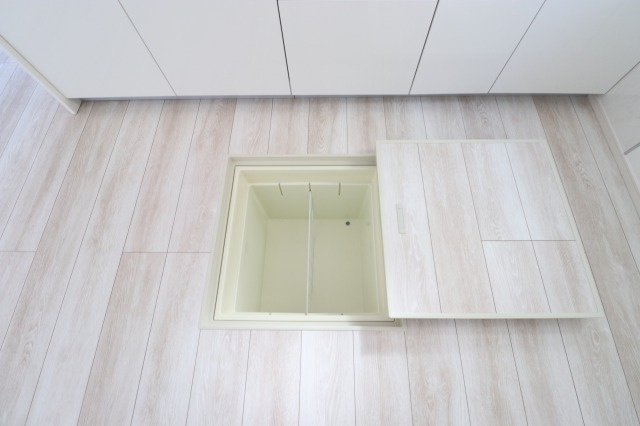 神田貸家の収納|キッチンに床下収納有