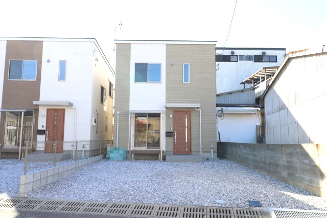 神田貸家の外観|広々駐車スペース