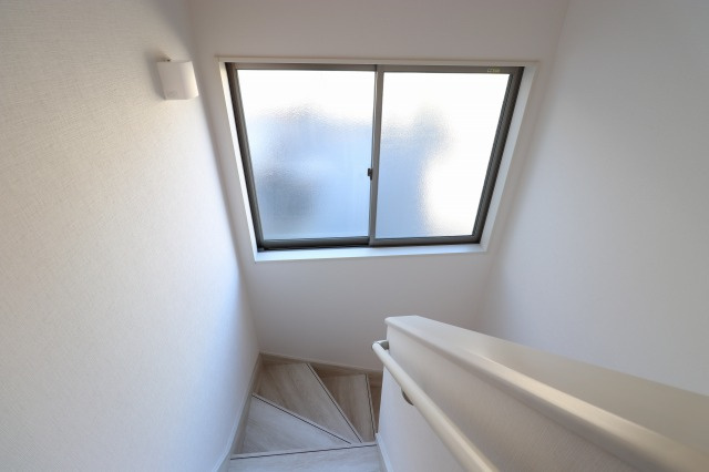 神田貸家のその他|階段には大きな窓があり明るく風通しもよいつくりとなっています。