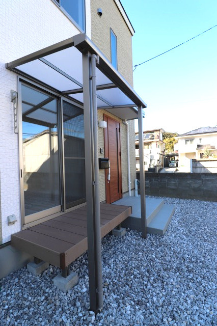 神田貸家の庭|洗濯物干し場は屋根付きです。