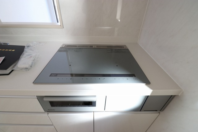 神田貸家のキッチン|3口IHクッキングヒーター付き