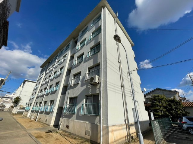 名谷農住団地F棟の外観