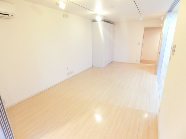 クリプトメリアの居間・リビング