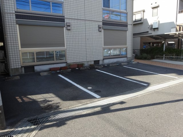 クリプトメリアの駐車場