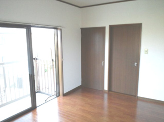 【洋室】 | 高林テラスハウス | 明るい日差しが差し込む2面採光の洋室