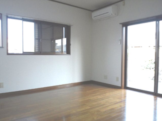 【居間・リビング】 | 高林テラスハウス | ウォークインクロゼット的な２帖の便利な収納スペースです