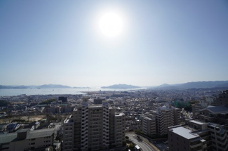 【展望】 | 瀬戸の島々を一望できる高台に建つ本物件。
こんな見晴らしの良いバルコニーで
家族と伴にワイワイ過ごすなんて素敵です！
当然夜景もきれいでしょうね。
お友達の家ならば、頻繁に通ってしまいそうです。