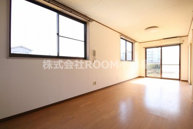 メゾン北原の居間・リビング|こちらのリビングで趣味の時間をお楽しみください