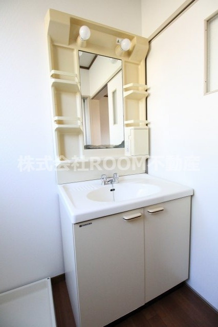 メゾン北原の独立洗面台|独立洗面台、小物を置くことができて便利です