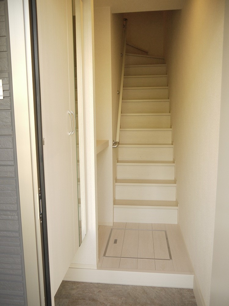 津市上浜町２丁目のアパートの玄関