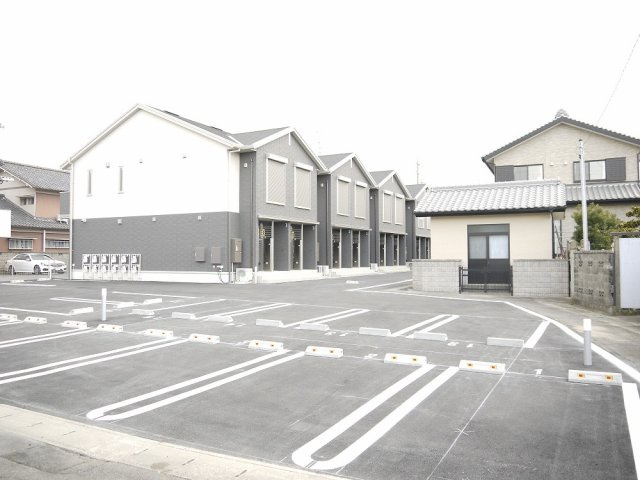 津市上浜町２丁目のアパートの駐車場