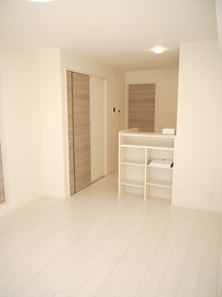 津市上浜町２丁目のアパートの居間・リビング