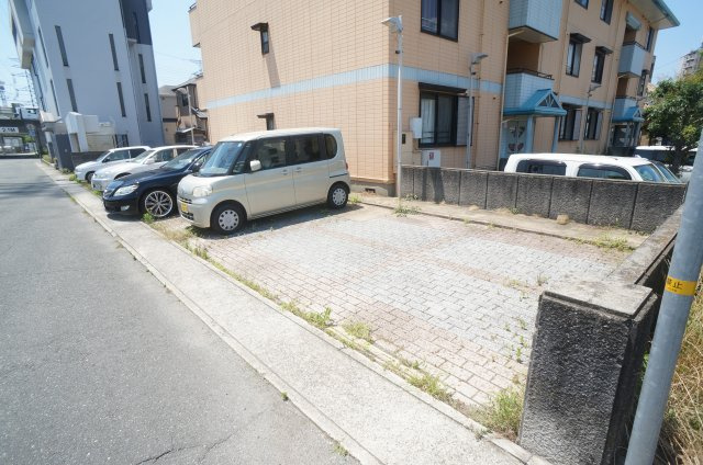 グランドハイツの駐車場