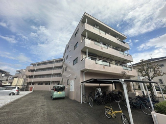 【外観】 | 東急東横線「綱島」駅まで徒歩10分！鉄筋コンクリートの4階建てマンションです♪通勤通学はもちろん、お買い物やお出かけにもGood☆
