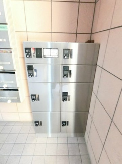 【その他共用部分】 | 共用エントランスには宅配BOXがあるので荷物の受け取りもスムーズに♪再配達を依頼する手間が省けます☆