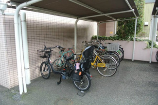 【その他共用部分】 | 屋根付きの駐輪場があるので雨が降っても安心です☆駅まで自転車もおすすめです！