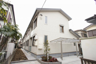 【外観】 | 積水ハウス施工の賃貸住宅シャーメゾン♪築浅の2階建てアパート！最寄りバス停から徒歩2分♪雨の日の通勤やお出かけもバス利用でスムーズです♪
