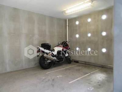 【駐車場】 | ラグジュアリーアパートメント三ノ輪 | バイク置き場