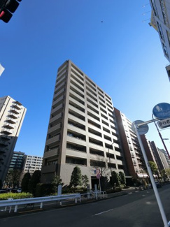 【外観】 | 総戸数７３戸、２００４年２月築、管理人は日勤勤務につき管理体制良好です♪