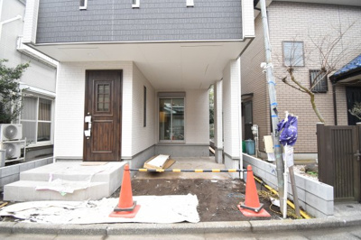 【駐車場】 | 小平市小川町一丁目　新築戸建 | ビルトインタイプの駐車場はお車を汚しません。洗車の回数も減るので大切なお車を長くお乗りいただけます。