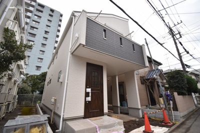 【外観】 | 小平市小川町一丁目　新築戸建 | 周辺環境に溶け込み、それでいて個性豊かなデザインは住まう人に優越感をもたらしてくれます。
