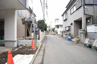 【前面道路含む現地写真】 | 小平市小川町一丁目　新築戸建 | 前面道路は閑静な住宅地の通りとなるため、車通りは多くありません。 安心して車庫入れ可能。