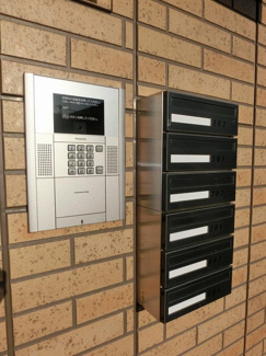 【エントランス】 | 共用エントランスは不審者の侵入を未然に防ぐオートロック付き！防犯対策充実しています◎