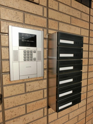 【エントランス】 | クレスト | 共用エントランスは不審者の侵入を未然に防ぐオートロック付き！防犯対策充実しています◎