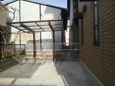 【その他共用部分】 | クレスト | 屋根付きの駐輪場があるので雨が降っても安心です☆荷物が重いときに自転車があれば助かりますね！