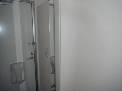 【玄関】 | オーリーＢフラット | 鏡付きのシューズボックスがあります。