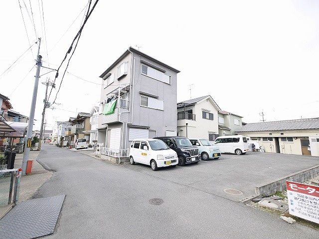 田中モータープールの外観