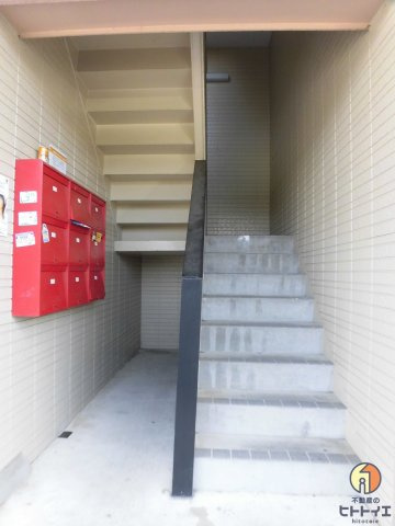 リファインド長峰のその他共用部分|上階へ続く階段です