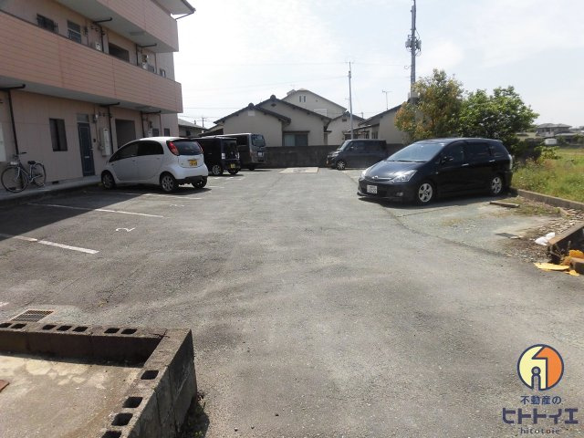 リファインド長峰の駐車場|車をお持ちの方に嬉しい駐車場付きの物件です