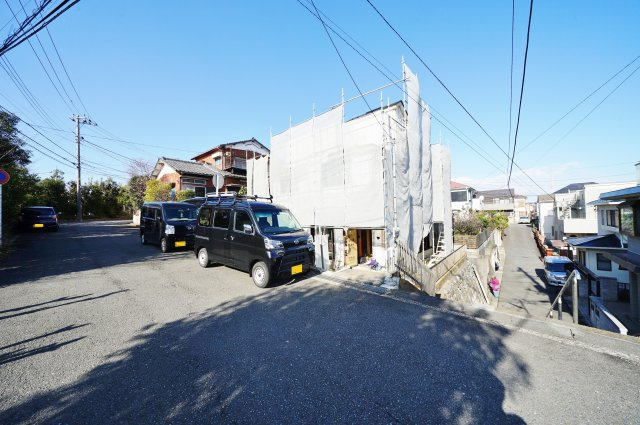 ＬＤＫ２１帖+和室８帖で２９帖の大型リビングの５ＬＤＫ！カースペース２台！保土ヶ谷区法泉３丁目　新築戸建ての前面道路含む現地写真